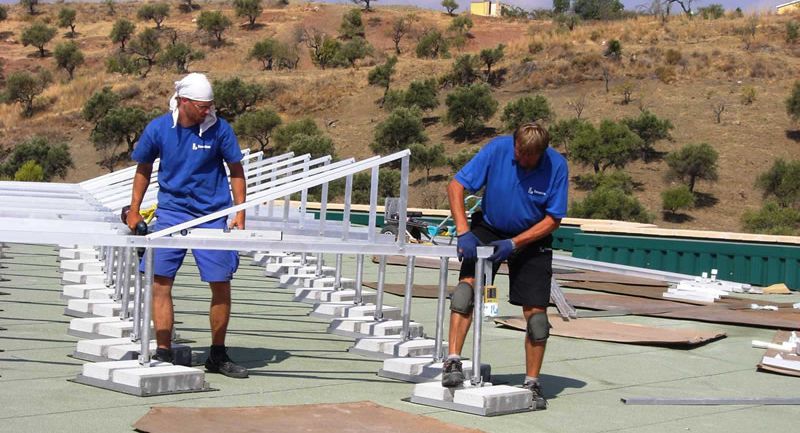 Montage der Unterkonstruktion einer Solaranlage in Spanien